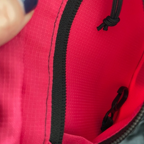 Year of Ours Runyon Waistpack Fanny Hip Bag in Hyperpink Pink - Picture 3 of 8